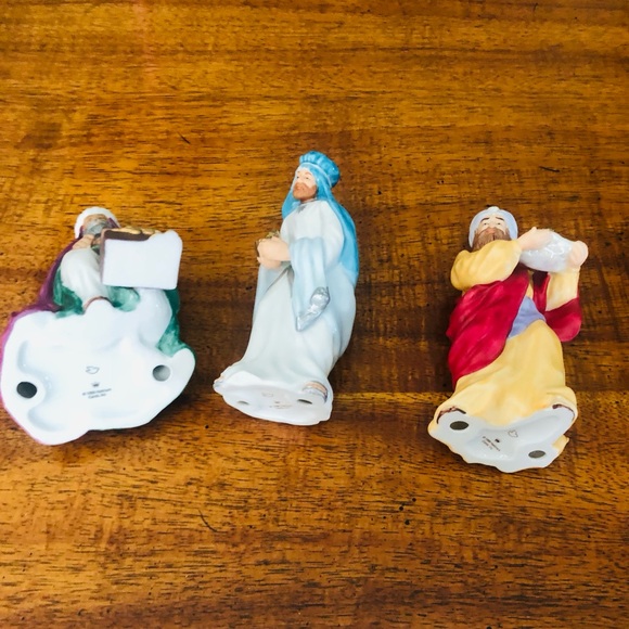 Hallmark Keepsake The Holy Family Blessed Nativity Ornaments & 3 Wise Men Boxes - Picture 7 of 9